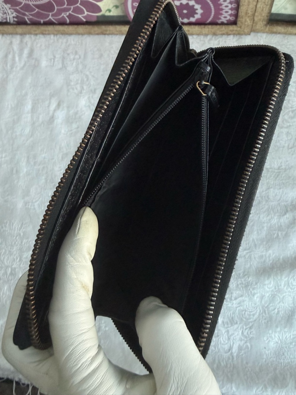Gucci Animalier Bee black Leather Zip Around Wallet. - Picture 11 of 17